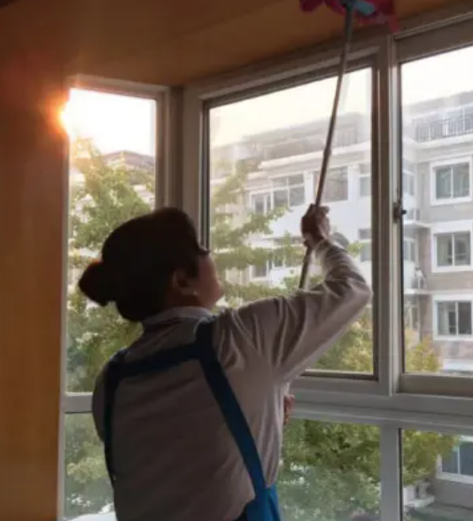 成都华通恒业工程有限公司&middot;新居开荒,办公室开荒，工程开荒，家庭深度保洁，擦玻璃，家电清洗，空调清洗，高空玻璃清洗，外墙清洗，精细保洁，地毯清洗，地板打蜡，瓷砖美缝 图2